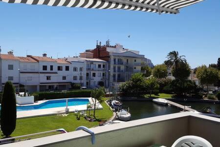Port Sotavent 2C - Apartamento En La Marina De Empuriabrava - Piscina Comunitaria, - Parking - Vistas Al Canal - Cerca Centro Y Playa Ngoại thất bức ảnh